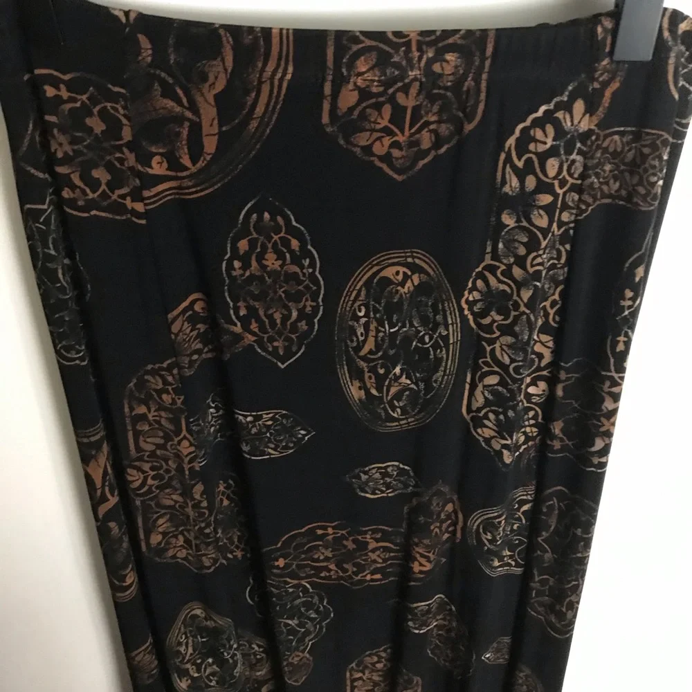 Chico’s long swing black skirt with‎ bronze design